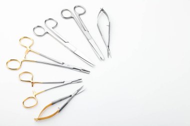 Çelik cerrahi aletler ve laboratuvar ekipmanları beyaz arka planda izole edilmiş. Profesyonel klinik aletleri. Tıbbi, cerrahi, ambulans ve veteriner konsepti. Yumuşak seçici odaklı yakın plan