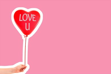 Kadın eli kırmızı kauçuk, şişme kalp şeklinde balon tutuyor. Aşk, ilişki, sevgililer günü ve doğum günü kutlaması konsepti. Boş kopya alanı olan dergi tarzı moda kolajı