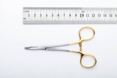 Çelik cerrahi aletler ve laboratuvar ekipmanları beyaz arka planda izole edilmiş. Profesyonel klinik aletleri. Tıbbi, cerrahi, ambulans ve veteriner konsepti. Yumuşak seçici odaklı yakın plan