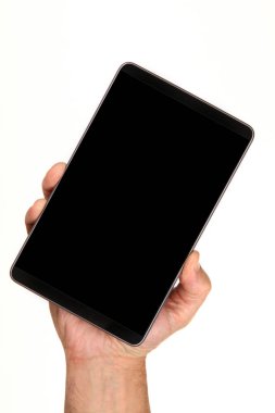 İnsan eli, avucunda boş bir krom ekran olan modern bir akıllı telefonu tutar. Teknoloji ve reklam kavramı. Ayrıntılı yakın çekim stüdyo çekimi soyut beyaz arka planda izole