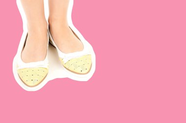 Bayan giysi ayakkabısı. Düşük deri ayakkabılar giyen uzun ince kadın bacağı. Fotokopi alanı olan moda modeli. Klasik ve günlük kıyafet konsepti. Ayrıntılı yakın çekim stüdyo çekimi. Dergi tarzı moda kolajı