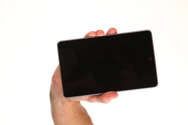 İnsan eli, avucunda boş bir krom ekran olan modern bir akıllı telefonu tutar. Teknoloji ve reklam kavramı. Ayrıntılı yakın çekim stüdyo çekimi soyut beyaz arka planda izole