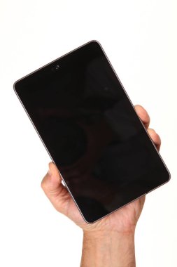 İnsan eli, avucunda boş bir krom ekran olan modern bir akıllı telefonu tutar. Teknoloji ve reklam kavramı. Ayrıntılı yakın çekim stüdyo çekimi soyut beyaz arka planda izole