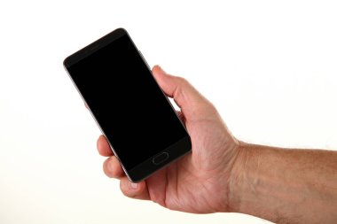 İnsan eli, avucunda boş bir krom ekran olan modern bir akıllı telefonu tutar. Teknoloji ve reklam kavramı. Ayrıntılı yakın çekim stüdyo çekimi soyut beyaz arka planda izole
