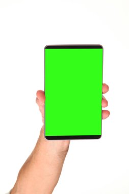 İnsan eli, avucunda boş bir krom ekran olan modern bir akıllı telefonu tutar. Teknoloji ve reklam kavramı. Ayrıntılı yakın çekim stüdyo çekimi soyut beyaz arka planda izole