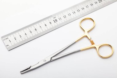 Çelik cerrahi aletler ve laboratuvar ekipmanları beyaz arka planda izole edilmiş. Profesyonel klinik aletleri. Tıbbi, cerrahi, ambulans ve veteriner konsepti. Yumuşak seçici odaklı yakın plan