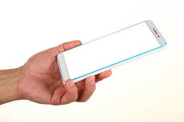 İnsan eli, avucunda boş bir krom ekran olan modern bir akıllı telefonu tutar. Teknoloji ve reklam kavramı. Ayrıntılı yakın çekim stüdyo çekimi soyut beyaz arka planda izole