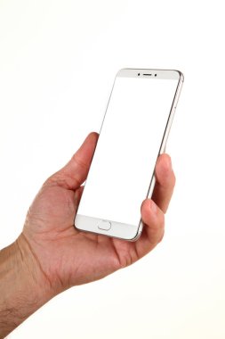 İnsan eli, avucunda boş bir krom ekran olan modern bir akıllı telefonu tutar. Teknoloji ve reklam kavramı. Ayrıntılı yakın çekim stüdyo çekimi soyut beyaz arka planda izole