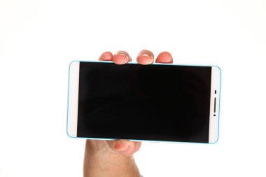 İnsan eli, avucunda boş bir krom ekran olan modern bir akıllı telefonu tutar. Teknoloji ve reklam kavramı. Ayrıntılı yakın çekim stüdyo çekimi soyut beyaz arka planda izole