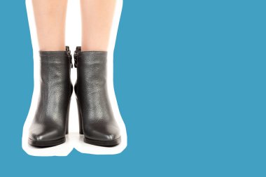 Bayan giysi ayakkabısı. Uzun ince kadın bacakları yüksek topuklu ayakkabı giyiyor. Fotokopi alanı olan moda modeli. Klasik ve günlük kıyafet konsepti. Ayrıntılı yakın çekim stüdyo çekimi. Dergi tarzı moda kolajı