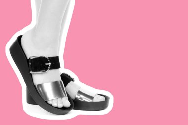 Bayan giysi ayakkabısı. Deri sandalet giyen uzun ince kadın bacakları. Fotokopi alanı olan moda modeli. Klasik ve günlük kıyafet konsepti. Ayrıntılı yakın çekim stüdyo çekimi. Dergi tarzı moda kolajı