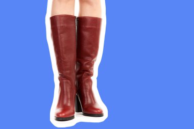 Bayan giysi ayakkabısı. Uzun ince dişinin bacakları yüksek topuklu uzun çizmeler giyer. Fotokopi alanı olan moda modeli. Klasik ve günlük kıyafet konsepti. Ayrıntılı yakın çekim stüdyo çekimi. Dergi tarzı moda kolajı