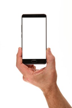 İnsan eli, avucunda boş bir krom ekran olan modern bir akıllı telefonu tutar. Teknoloji ve reklam kavramı. Ayrıntılı yakın çekim stüdyo çekimi soyut beyaz arka planda izole