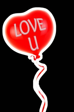 Kırmızı lastik şişme kalp şeklinde balon. Aşk, ilişki, sevgililer günü ve doğum günü kutlaması konsepti. Boş kopya alanı olan dergi tarzı moda kolajı