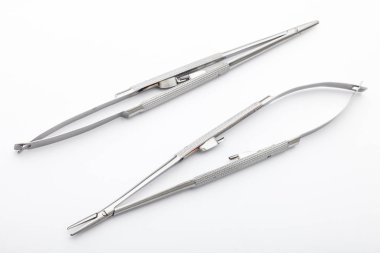 Çelik cerrahi aletler ve laboratuvar ekipmanları beyaz arka planda izole edilmiş. Profesyonel klinik aletleri. Tıbbi, cerrahi, ambulans ve veteriner konsepti. Yumuşak seçici odaklı yakın plan