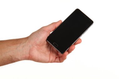 İnsan eli, avucunda boş bir krom ekran olan modern bir akıllı telefonu tutar. Teknoloji ve reklam kavramı. Ayrıntılı yakın çekim stüdyo çekimi soyut beyaz arka planda izole