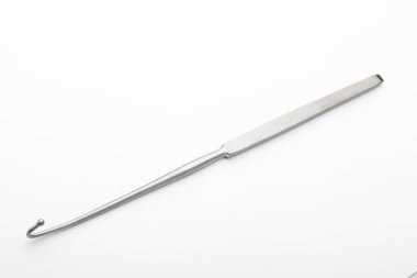 Çelik cerrahi aletler ve laboratuvar ekipmanları beyaz arka planda izole edilmiş. Profesyonel klinik aletleri. Tıbbi, cerrahi, ambulans ve veteriner konsepti. Yumuşak seçici odaklı yakın plan