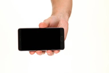 İnsan eli, avucunda boş bir krom ekran olan modern bir akıllı telefonu tutar. Teknoloji ve reklam kavramı. Ayrıntılı yakın çekim stüdyo çekimi soyut beyaz arka planda izole
