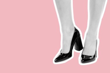 Bayan giysi ayakkabısı. Uzun ince kadın bacakları yüksek topuklu ayakkabı giyer. Fotokopi alanı olan moda modeli. Klasik ve günlük kıyafet konsepti. Ayrıntılı yakın çekim stüdyo çekimi. Dergi tarzı moda kolajı