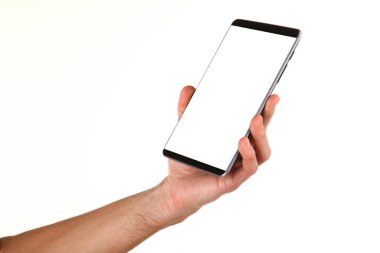 İnsan eli, avucunda boş bir krom ekran olan modern bir akıllı telefonu tutar. Teknoloji ve reklam kavramı. Ayrıntılı yakın çekim stüdyo çekimi soyut beyaz arka planda izole