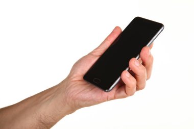 İnsan eli, avucunda boş bir krom ekran olan modern bir akıllı telefonu tutar. Teknoloji ve reklam kavramı. Ayrıntılı yakın çekim stüdyo çekimi soyut beyaz arka planda izole