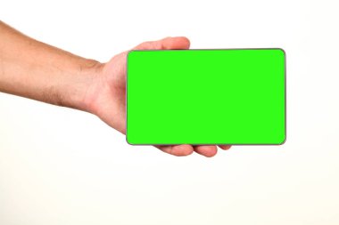 İnsan eli, avucunda boş bir krom ekran olan modern bir akıllı telefonu tutar. Teknoloji ve reklam kavramı. Ayrıntılı yakın çekim stüdyo çekimi soyut beyaz arka planda izole