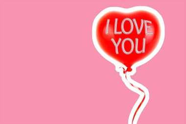 Kırmızı lastik şişme kalp şeklinde balon. Aşk, ilişki, sevgililer günü ve doğum günü kutlaması konsepti. Boş kopya alanı olan dergi tarzı moda kolajı