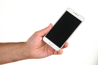 İnsan eli, avucunda boş bir krom ekran olan modern bir akıllı telefonu tutar. Teknoloji ve reklam kavramı. Ayrıntılı yakın çekim stüdyo çekimi soyut beyaz arka planda izole