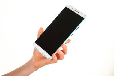 İnsan eli, avucunda boş bir krom ekran olan modern bir akıllı telefonu tutar. Teknoloji ve reklam kavramı. Ayrıntılı yakın çekim stüdyo çekimi soyut beyaz arka planda izole