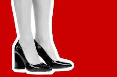 Bayan giysi ayakkabısı. Yüksek topuklu ayakkabı giyen uzun ince kadın bacakları. Fotokopi alanı olan moda modeli. Klasik ve günlük kıyafet konsepti. Ayrıntılı yakın çekim stüdyo çekimi. Dergi tarzı moda kolajı