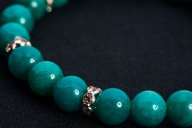 Güzel ve zarif el yapımı mücevher kolye ve renkli parlak boncuklar. Moda ve el işi aksesuarları. Soyut bulanık arkaplan üzerine yumuşak seçici odak ile sanat yakın plan