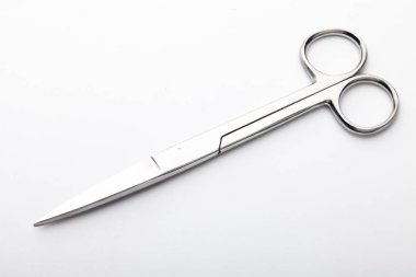 Çelik cerrahi aletler ve laboratuvar ekipmanları beyaz arka planda izole edilmiş. Profesyonel klinik aletleri. Tıbbi, cerrahi, ambulans ve veteriner konsepti. Yumuşak seçici odaklı yakın plan