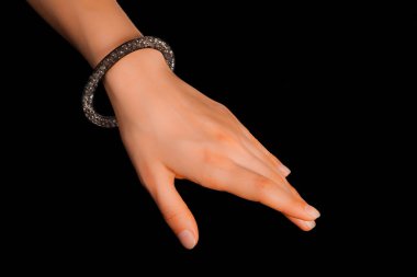 Güzel bir el yapımı mücevher bileziği. Renkli parlak boncuklar ve nötr manikürlü gevşek bir kadın bileği. Moda ve el işi aksesuarları. Yumuşak seçici odaklı yakın plan