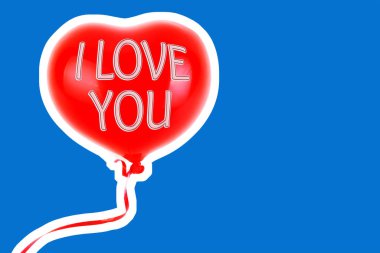 Kırmızı lastik şişme kalp şeklinde balon. Aşk, ilişki, sevgililer günü ve doğum günü kutlaması konsepti. Boş kopya alanı olan dergi tarzı moda kolajı