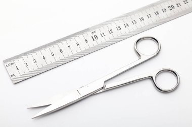 Çelik cerrahi aletler ve laboratuvar ekipmanları beyaz arka planda izole edilmiş. Profesyonel klinik aletleri. Tıbbi, cerrahi, ambulans ve veteriner konsepti. Yumuşak seçici odaklı yakın plan