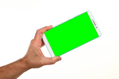 İnsan eli, avucunda boş bir krom ekran olan modern bir akıllı telefonu tutar. Teknoloji ve reklam kavramı. Ayrıntılı yakın çekim stüdyo çekimi soyut beyaz arka planda izole