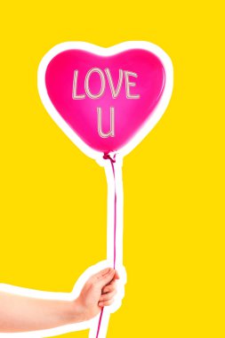 Kadın eli kırmızı kauçuk, şişme kalp şeklinde balon tutuyor. Aşk, ilişki, sevgililer günü ve doğum günü kutlaması konsepti. Boş kopya alanı olan dergi tarzı moda kolajı