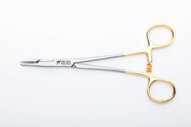 Çelik cerrahi aletler ve laboratuvar ekipmanları beyaz arka planda izole edilmiş. Profesyonel klinik aletleri. Tıbbi, cerrahi, ambulans ve veteriner konsepti. Yumuşak seçici odaklı yakın plan