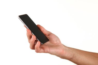 İnsan eli, avucunda boş bir krom ekran olan modern bir akıllı telefonu tutar. Teknoloji ve reklam kavramı. Ayrıntılı yakın çekim stüdyo çekimi soyut beyaz arka planda izole