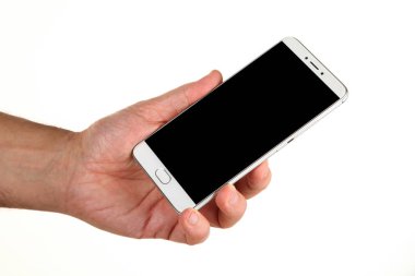 İnsan eli, avucunda boş bir krom ekran olan modern bir akıllı telefonu tutar. Teknoloji ve reklam kavramı. Ayrıntılı yakın çekim stüdyo çekimi soyut beyaz arka planda izole