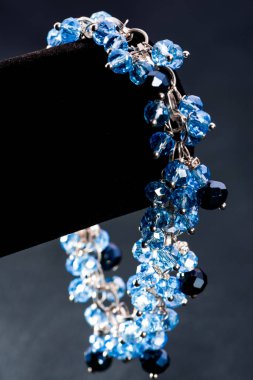 Güzel ve zarif el yapımı mücevher kolye ve renkli parlak boncuklar. Moda ve el işi aksesuarları. Soyut bulanık arkaplan üzerine yumuşak seçici odak ile sanat yakın plan