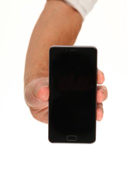 İnsan eli, avucunda boş bir krom ekran olan modern bir akıllı telefonu tutar. Teknoloji ve reklam kavramı. Ayrıntılı yakın çekim stüdyo çekimi soyut beyaz arka planda izole