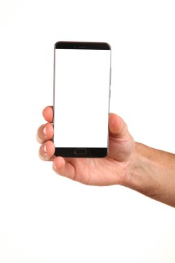 İnsan eli, avucunda boş bir krom ekran olan modern bir akıllı telefonu tutar. Teknoloji ve reklam kavramı. Ayrıntılı yakın çekim stüdyo çekimi soyut beyaz arka planda izole
