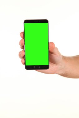 İnsan eli, avucunda boş bir krom ekran olan modern bir akıllı telefonu tutar. Teknoloji ve reklam kavramı. Ayrıntılı yakın çekim stüdyo çekimi soyut beyaz arka planda izole