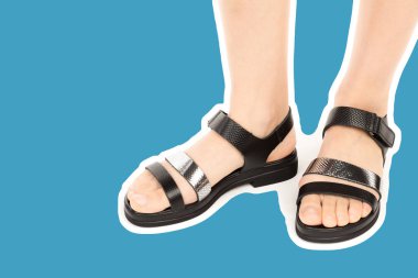 Bayan giysi ayakkabısı. Deri sandalet giyen uzun ince kadın bacakları. Fotokopi alanı olan moda modeli. Klasik ve günlük kıyafet konsepti. Detaylı yakın çekim stüdyo çekimi Magazin tarzı moda kolajı