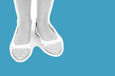 Bayan giysi ayakkabısı. Düşük deri ayakkabılar giyen uzun ince kadın bacakları. Fotokopi alanı olan moda modeli. Klasik ve günlük kıyafet konsepti. Detaylı yakın çekim stüdyo çekimi Magazin tarzı moda kolajı