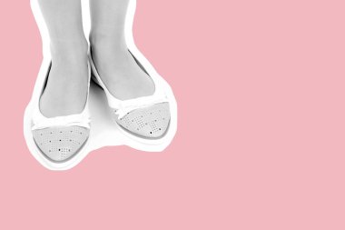 Bayan giysi ayakkabısı. Düşük deri ayakkabılar giyen uzun ince kadın bacağı. Fotokopi alanı olan moda modeli. Klasik ve günlük kıyafet konsepti. Ayrıntılı yakın çekim stüdyo çekimi. Dergi tarzı moda kolajı