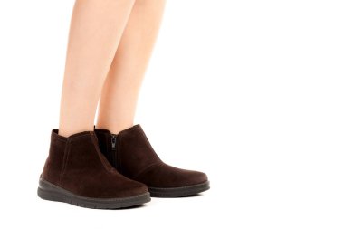 Bayan giysi ayakkabısı. Düşük deri ayakkabılar giyen uzun ince kadın bacakları. Fotokopi alanı olan moda modeli. Klasik ve günlük kıyafet konsepti. Ayrıntılı yakın çekim stüdyo çekimi beyaz arkaplanda izole edildi