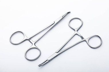 Çelik cerrahi aletler ve laboratuvar ekipmanları beyaz arka planda izole edilmiş. Profesyonel klinik aletleri. Tıbbi, cerrahi, ambulans ve veteriner konsepti. Yumuşak seçici odaklı yakın plan