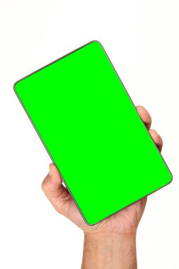 İnsan eli, avucunda boş bir krom ekran olan modern bir akıllı telefonu tutar. Teknoloji ve reklam kavramı. Ayrıntılı yakın çekim stüdyo çekimi soyut beyaz arka planda izole